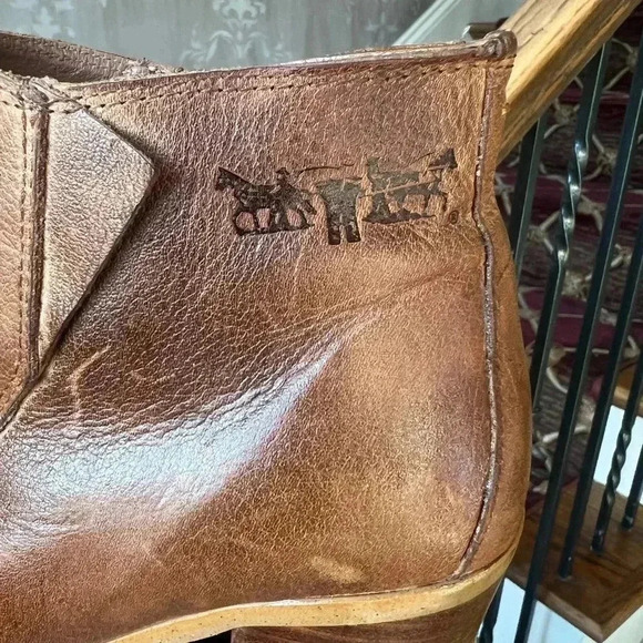 Levi’s ladies booties used good condition. Side zip. Side ze 10. Brown - Picture 9 of 15